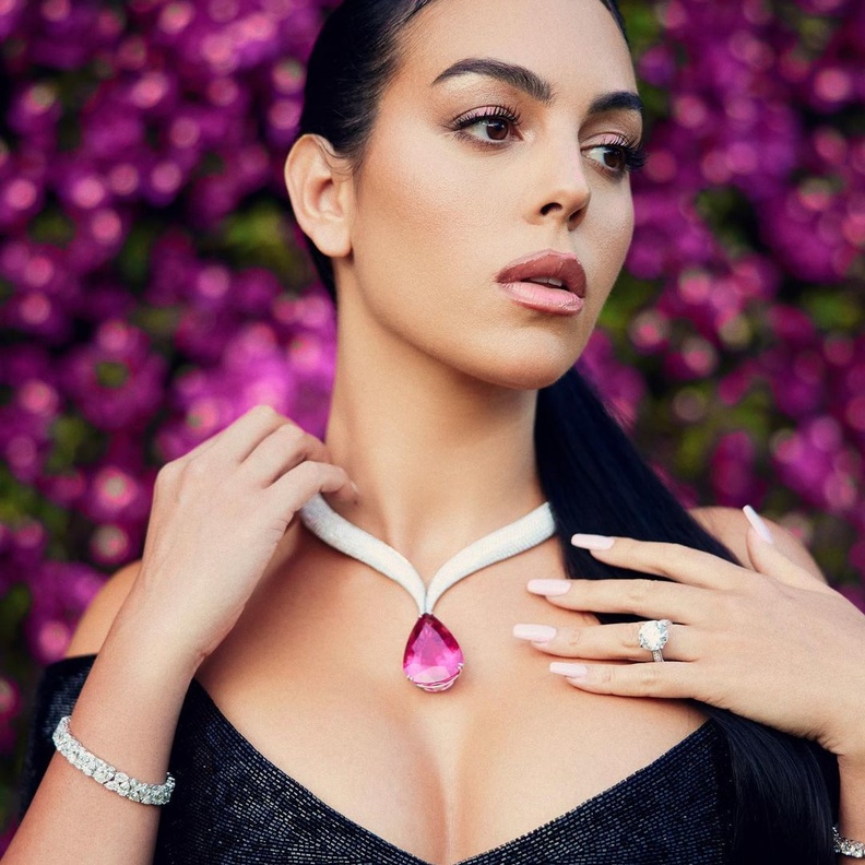 تبادل إطلالات ومجوهرات بين جورجينا رودريغيز ونور الغندور