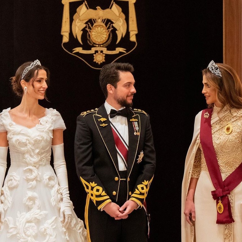 ما هي القواسم المشتركة بين تاج الملكة رانيا وتاج الأميرة رجوة آل سيف؟