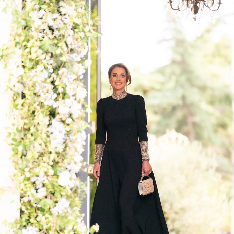 الملكة رانيا بإطلالة أنيقة بالأسود من Dior