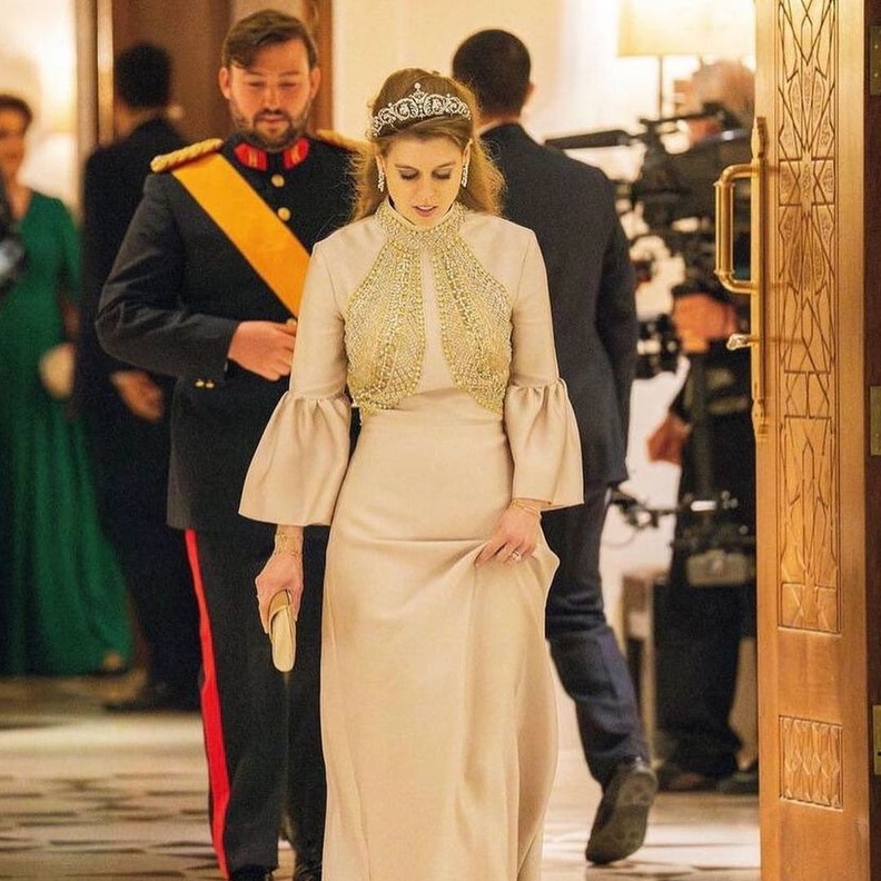 الأميرة بياتريس تظهر بتاج والدتها في احتفالات زفاف ولي عهد الأردن