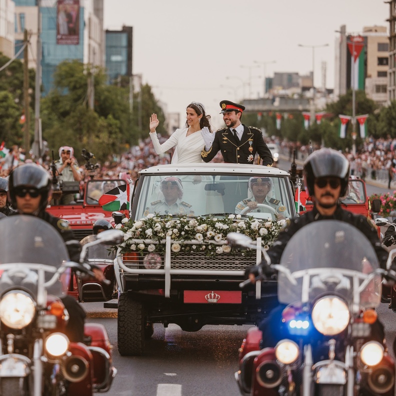 لهذا السبب تذكر الكثيرون الملكة إليزابيث الثانية وزوجها في احتفال زفاف الحسين