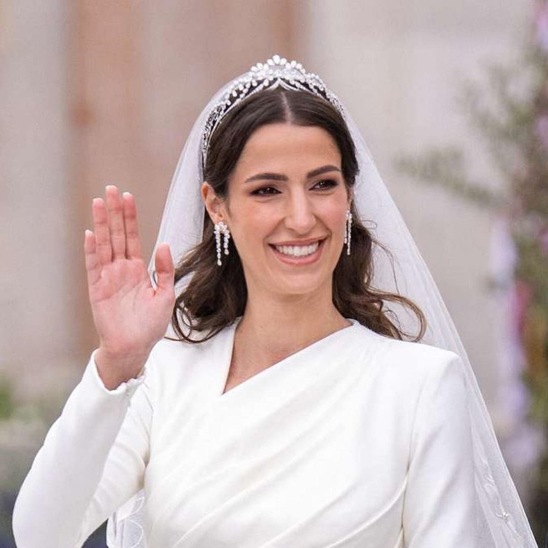 لماذا تتزينّ الملكات والأميرات بالأقراط؟