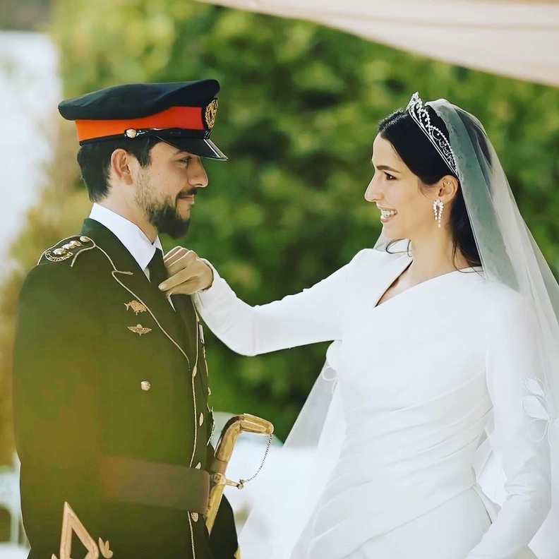 هل يقطع الأمير الحسين "شهر العسل" لحضور عيد الجلوس الملكي بالأردن؟