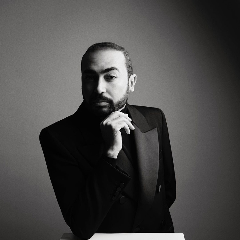 محمد آشي Mohammed Ashi أصبح أول مصمم أزياء من منطقة الخليج ينصمّ إلى اتحاد الأزياء الراقية 