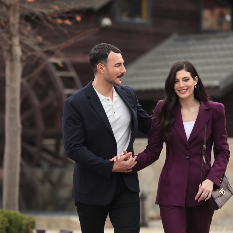 إطلالات عملية وبسيطة تناسب المرأة العاملة.. صور أسلوب رزان جمال في مسلسل "الثمن" تزامنا مع انتهاء حلقاته