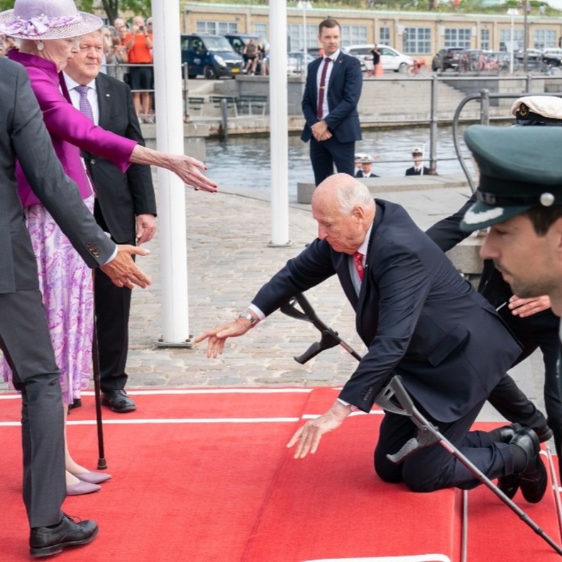سقوط ملك النرويج هارالد الخامس أثناء زيارته الرسمية إلى الدنمارك