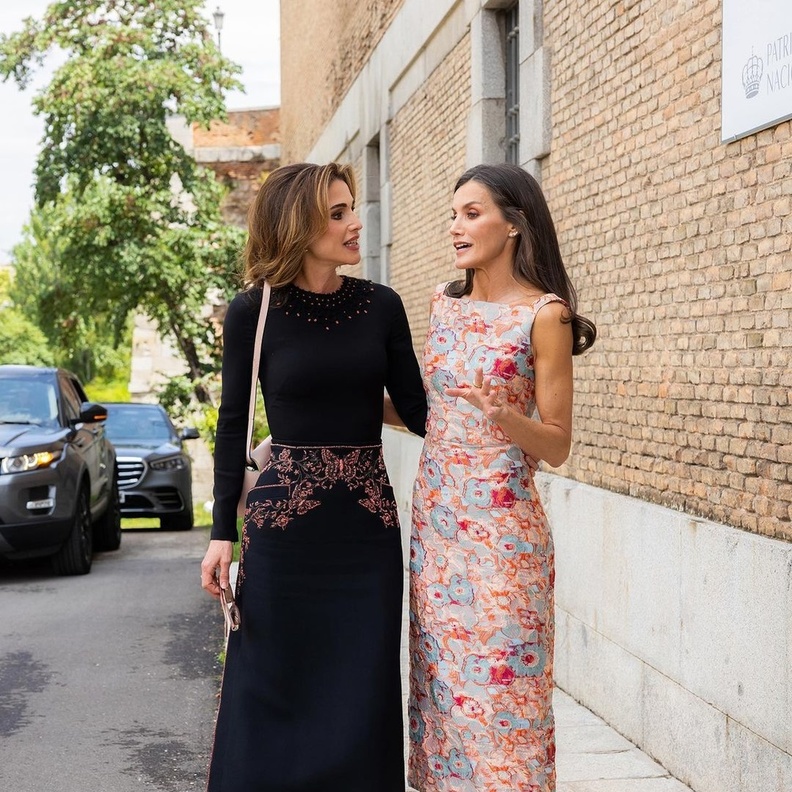 ما هي قطعة المجوهرات الأبرز بين إطلالتيّ الملكة رانيا والملكة ليتيزيا الأخيرة؟