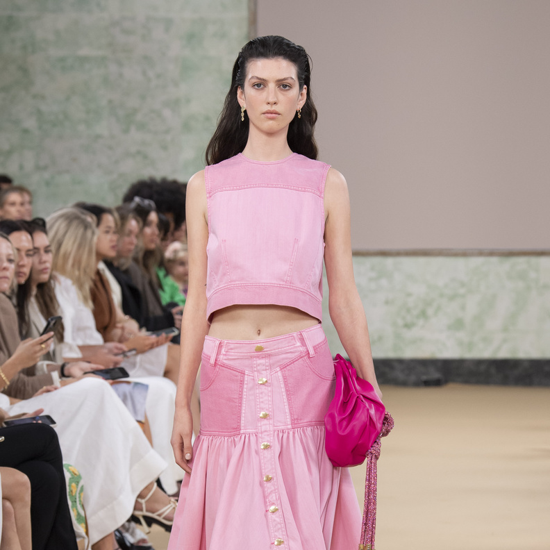 التنانير منخفضة الخصر أحدث صيحات الموضة