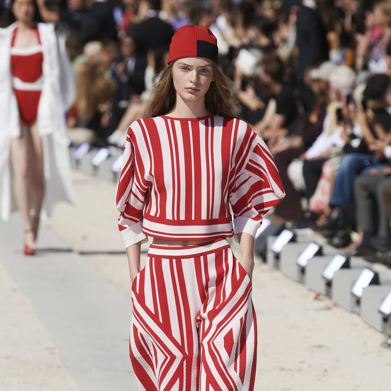 أجمل إطلالات السفر مع شورتات البرمودا