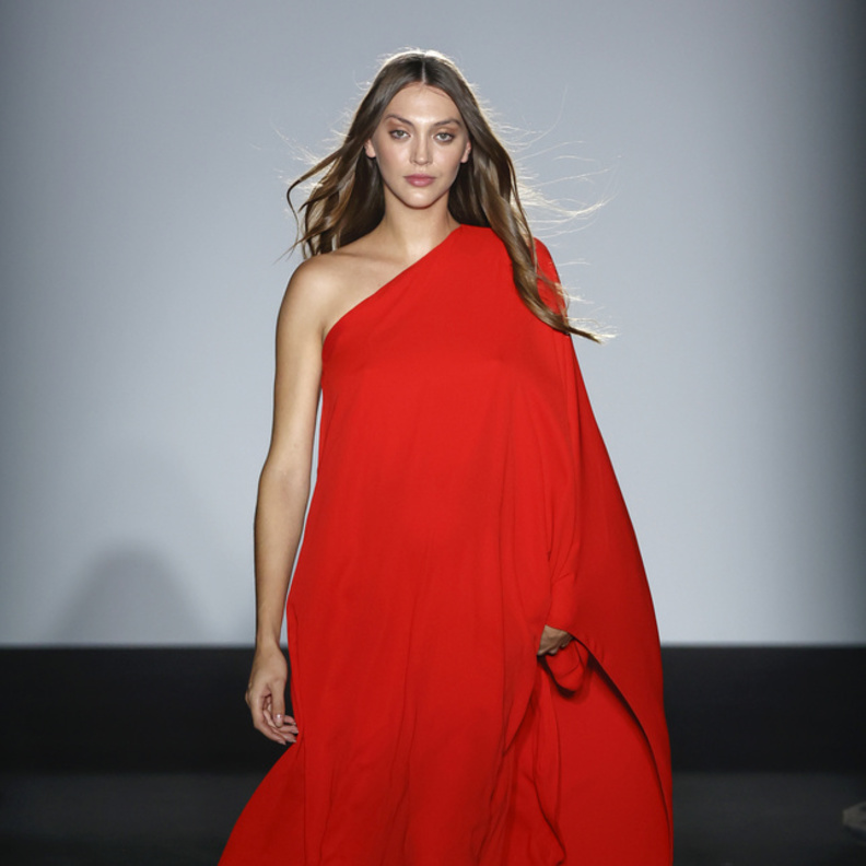 إطلالة أنيقة باللّون الأحمر من Avellaneda