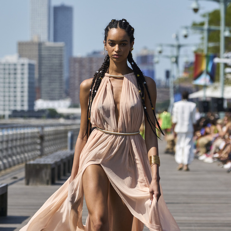 ميكونوس أحد أبرز الوجهات الصيفية.. إليك بعض أفكار الاطلالات الملائمة لهذه الوجهة