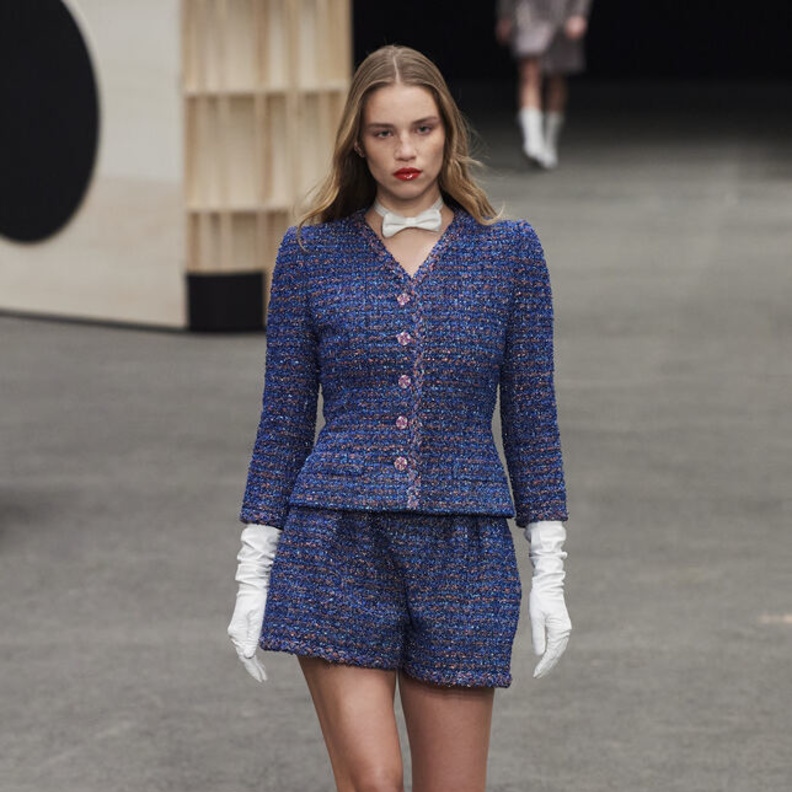 إطلالة كاجوال شيك لافتة من CHANEL