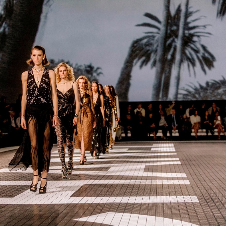 6 وجهات سياحية احتضنت أشهر عروض أزياء الوجهات لهذا الصيف... رحلة حول العالم مفعمة بالثقافة والأناقة