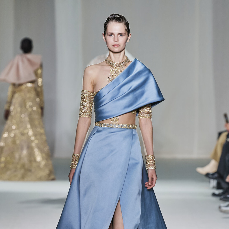 فساتين سهرة ملونة لمناسباتك الصيفية في العطلة