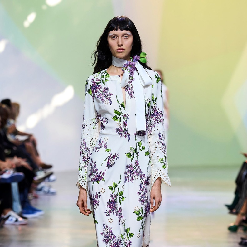 الأزهار صيحة أزلية زينت ملابس الشعوب القديمة ولا تبطل موضتها أبداً