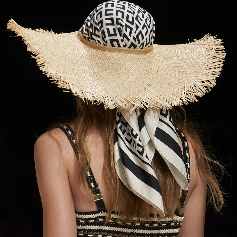 موديلات قبعات شبابية رائجة في رحلات السفر