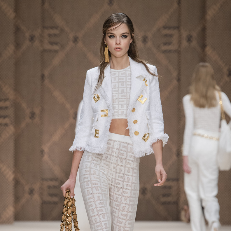 إطلالات باللون الأبيض لعطلة الصيف