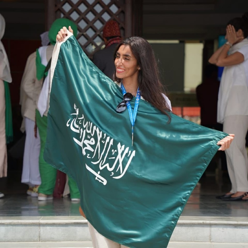 لاعبات المنتخب السعودي لليوغا ترفعنَ علم المملكة