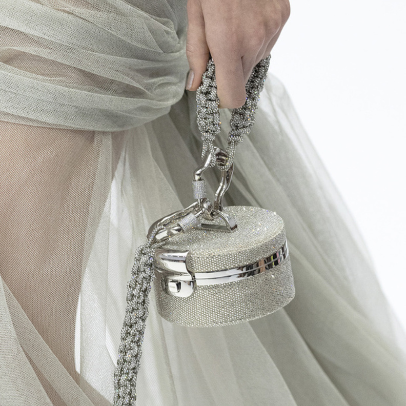 موضة الأكسسوارات الفضية تضفي الأناقة في صيف 2023