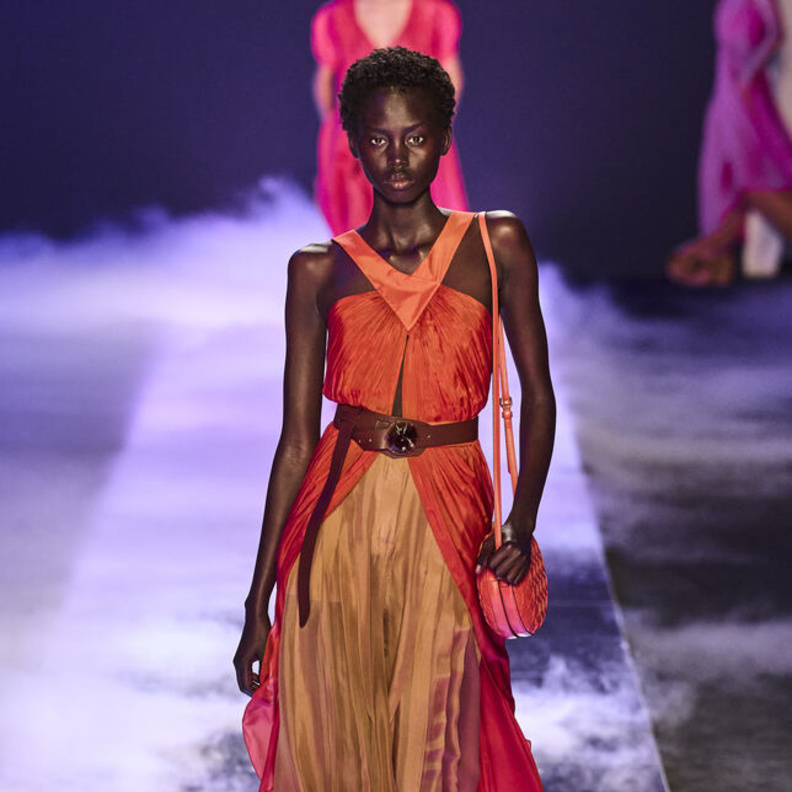 إطلالة من Alberta Ferretti بالبرتقالي 