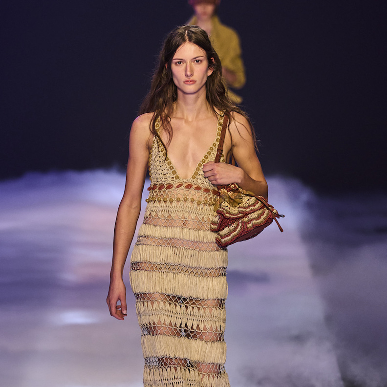 من الكروشيه إلى الموّرد.. دليلك الكامل لأبرز موديلات الفساتين لهذا الصيف