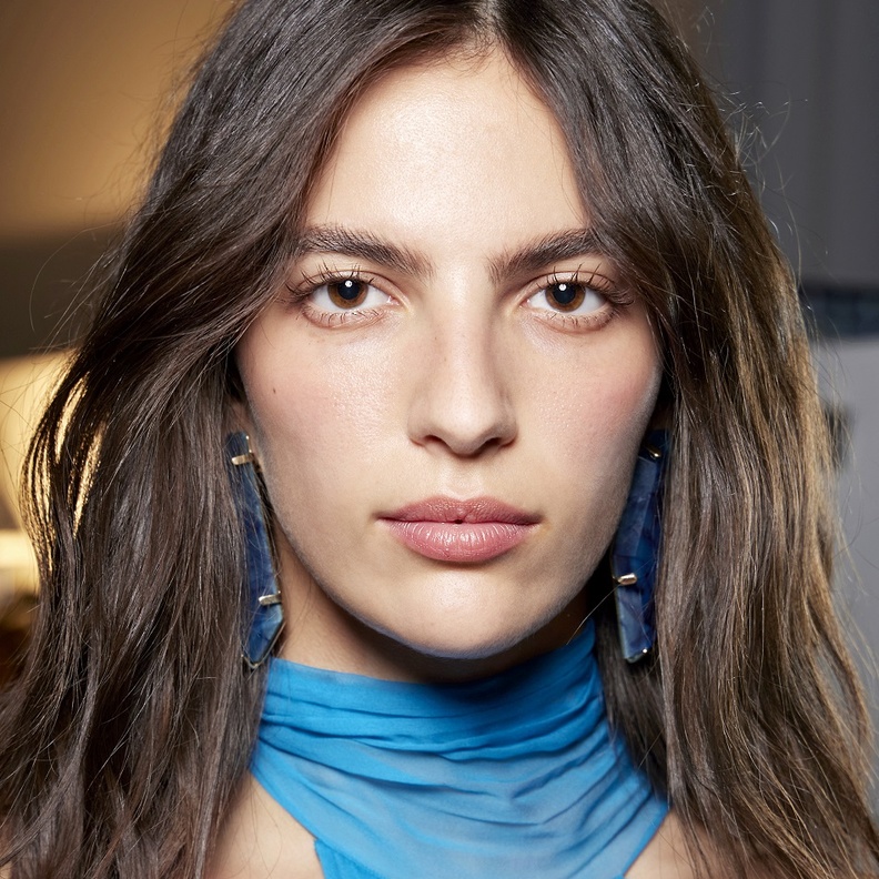 6 طرق أساسية لتثبيت لون الشفاه النيود أثناء السفر.. إعتمديها بطرق متقنة