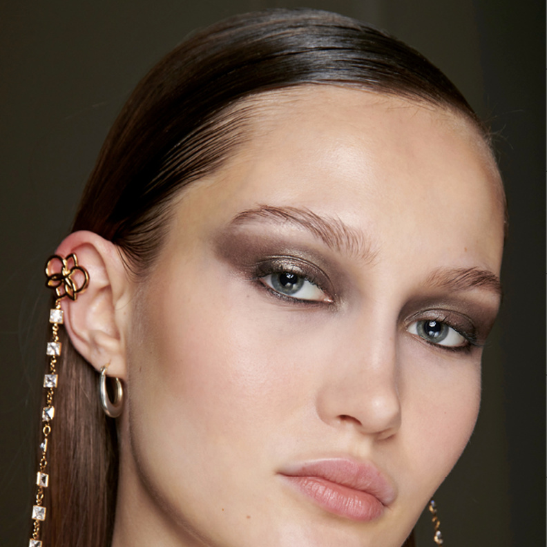 من حقيبة المكياج الى العطور ..دليل جمالي للعروس في إجازة العمر