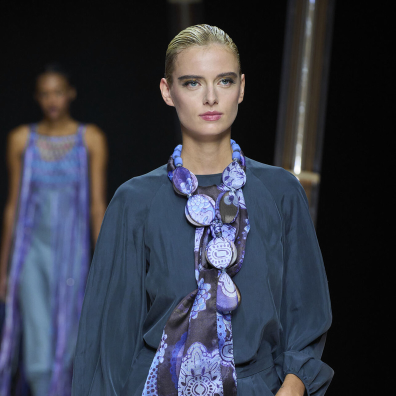 موضة السكارف الحريري عنوان أناقتك هذا الصيف