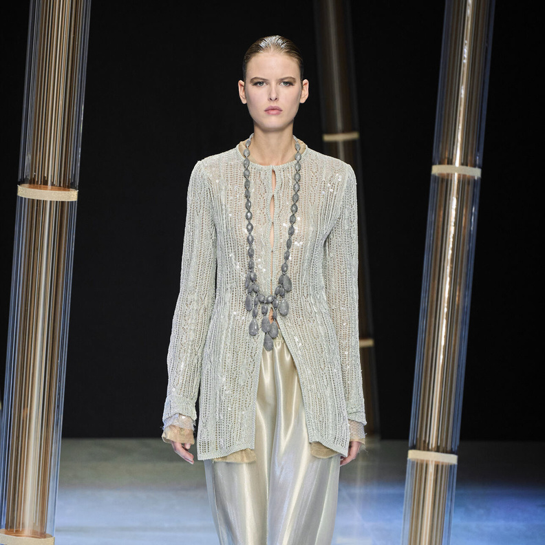 موضة البنطلون المعدني في صيف 2023