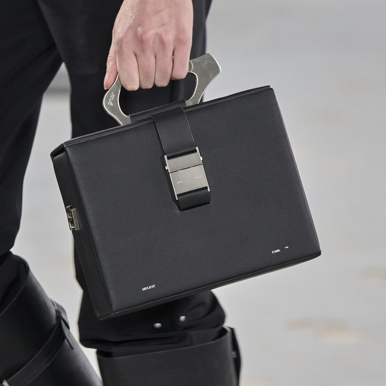 الحقائب العصرية مع مسكة اليد الصغيرة لا غنى عنها في خزانتك