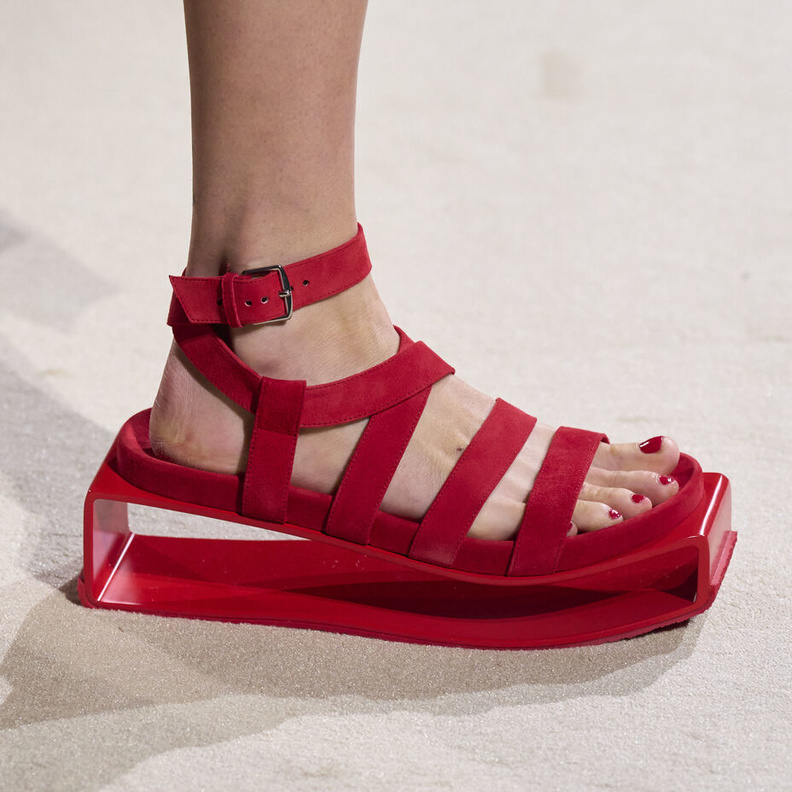 موديلات أحذية مسطحة رائجة في عطلة صيف 2023