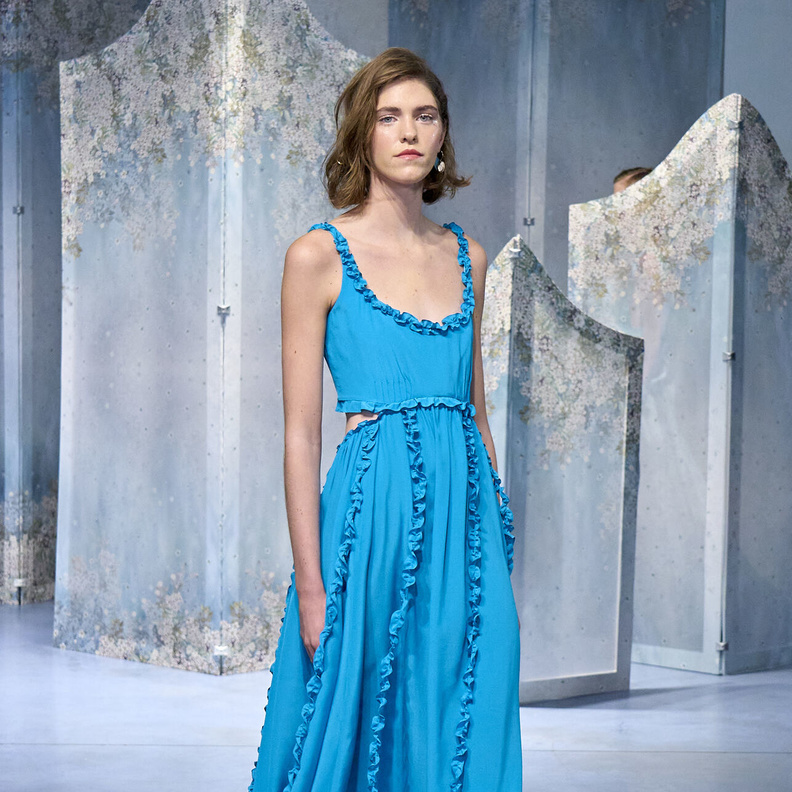 فساتين سهرة زرقاء لإطلالة منعشة في سهرات الصيف