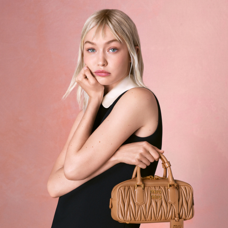 ميو ميو تكشف حقيبة ARCADIE بإيماءات حملت توقيع جيجي حديد