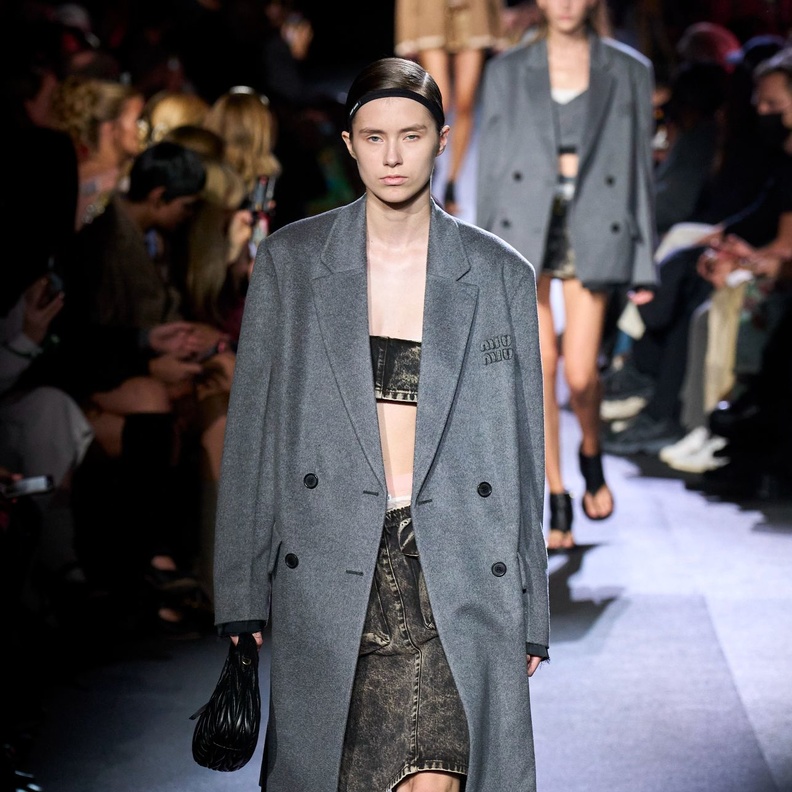  التنورة الجينز تعود مجدداً إلى منصات الموضة استعدي لتنسيقها هذا الصيف!