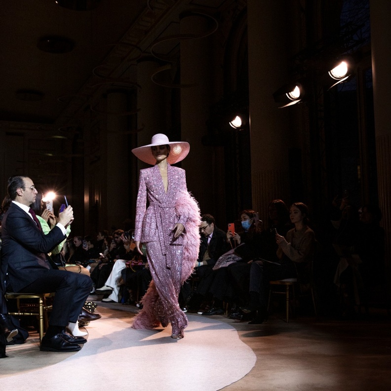 ابداع 6 مصممين عرب أوصلهم إلى التقويم الرسمي للأزياء الراقية... تعرّفي عليهم وعلى شروط الدعوة