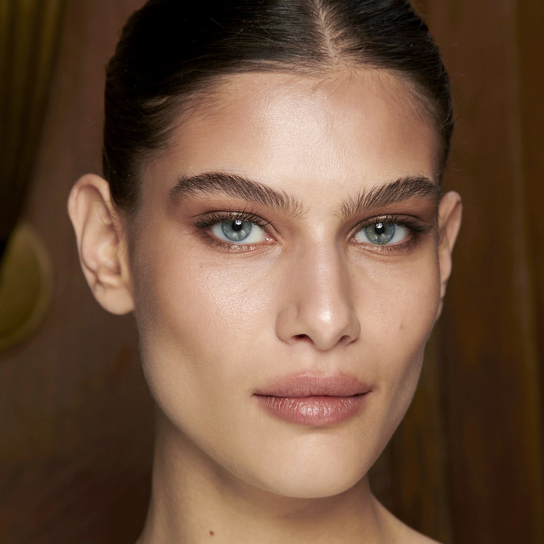 أشكال الحواجب الرائجة في صيف 2023