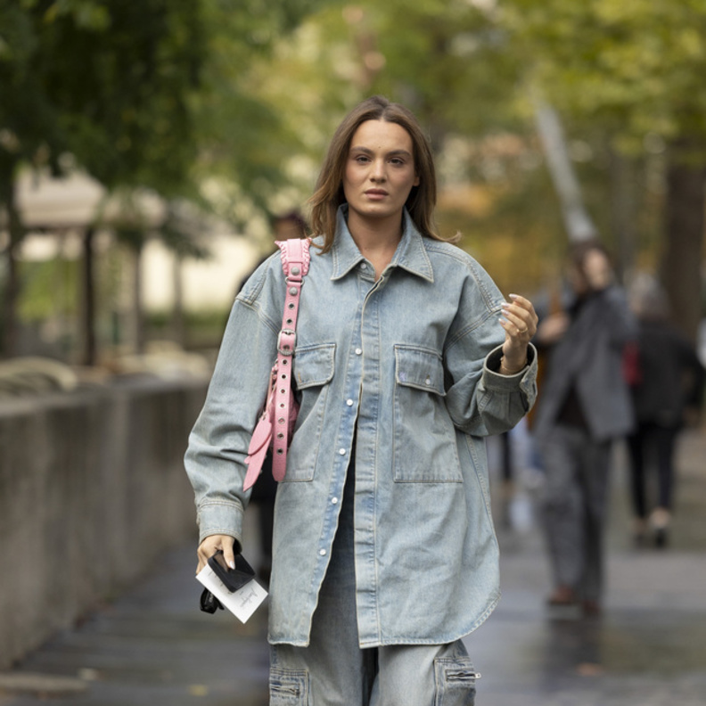 إطلالة بملابس واسعة من Street style 