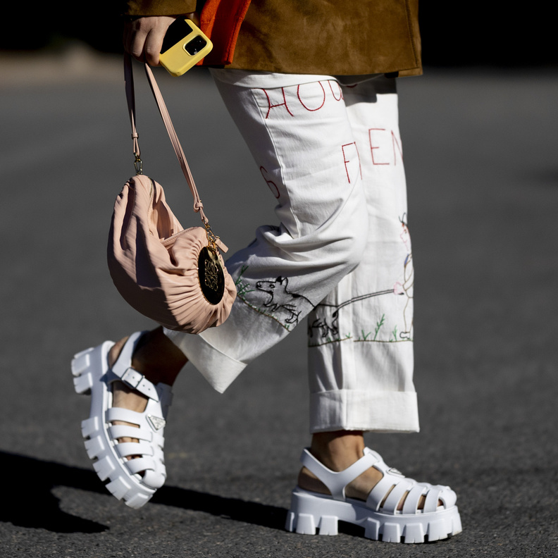 الصندل الصيفي المفتوح بتصميمه المريح صيحة مستمرة معنا لصيف 2023