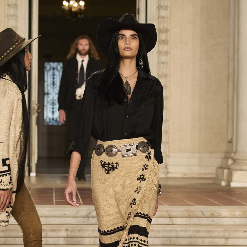 أحدث صيحات الموضة مع أقمشة القش الشبابية