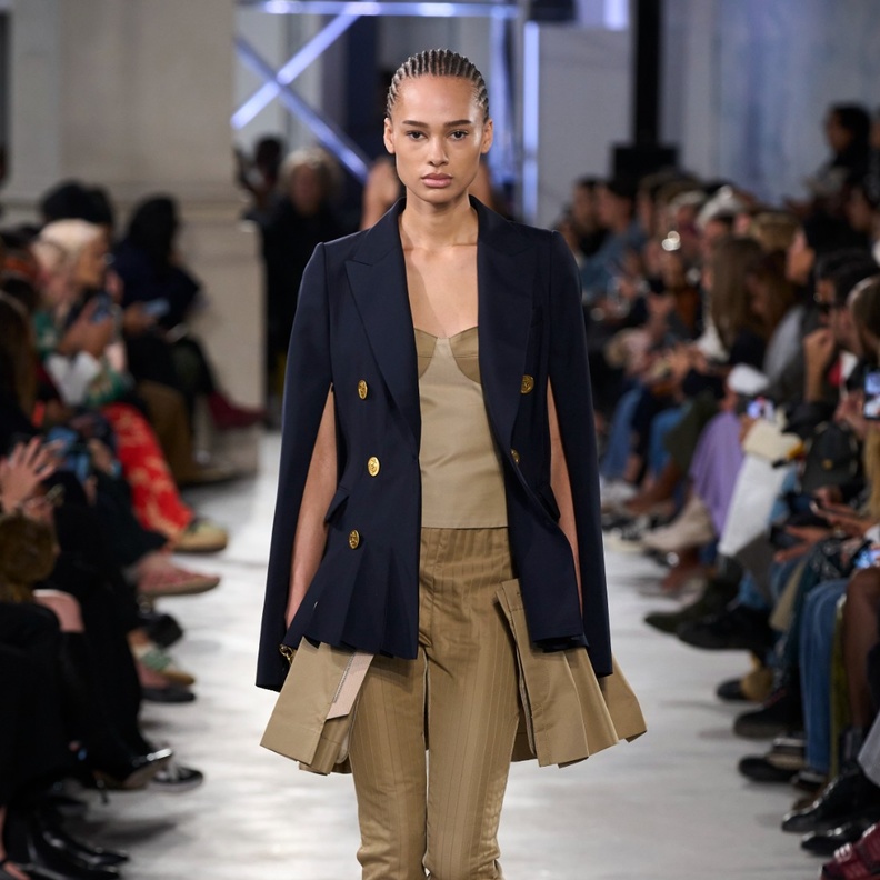 من مجموعة ساكاي ربيع 2023 للملابس الجاهزة