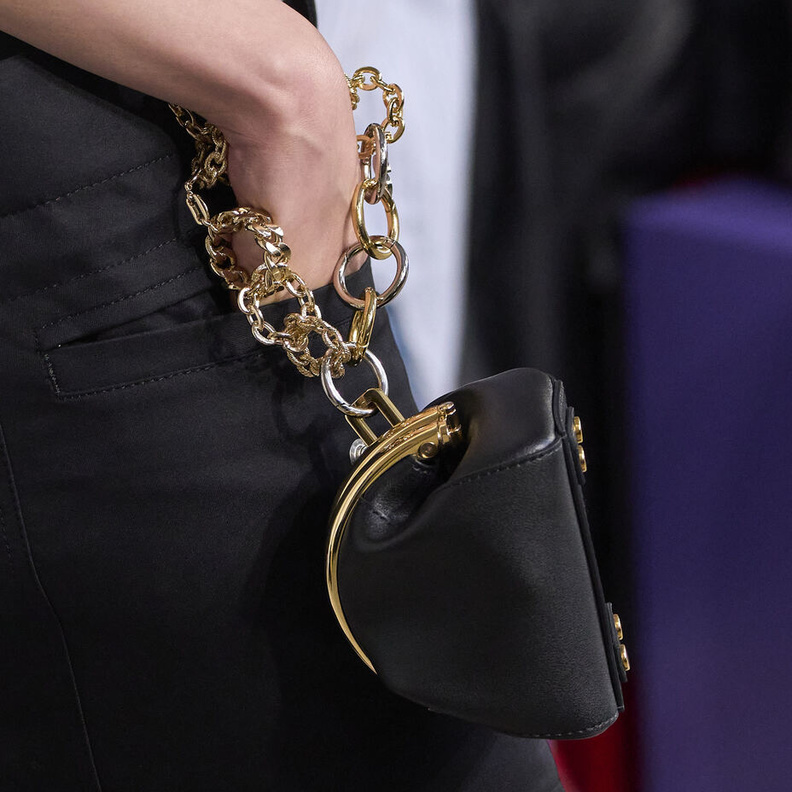 الحقائب المزينة بالسلاسل في الصيف