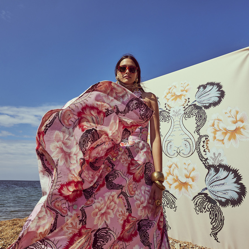 الفساتين الموّردة أبرز صيحات الربيع فهل تكون خيارك الأول في الإجازة الصيفية