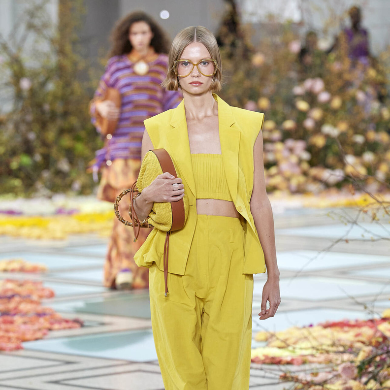 أفكار تنسيق البنطلون الأصفر لإطلالة مشرقة ومفعمة بالحيوية في فصل الصيف