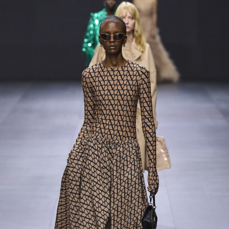 إطلالة لافتة من Valentino