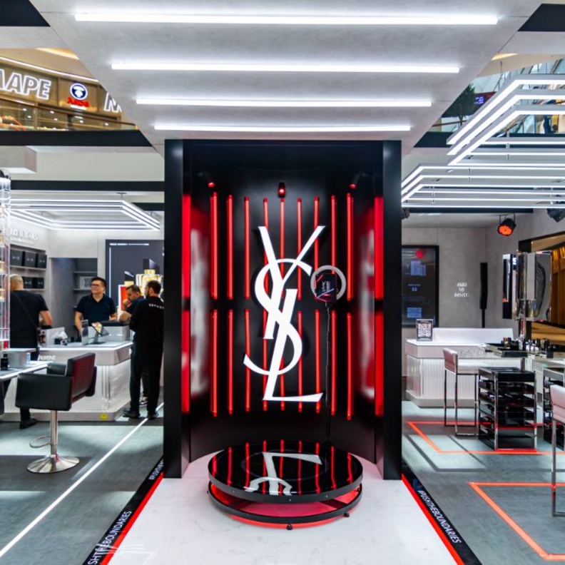 Yves Saint Laurent تقدم لعشاقها تجربة تسوق انغماسية ممتعة عبر الانترنت ..إليكم التفاصيل