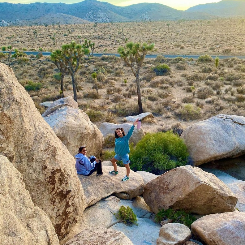 رحلات سياحية مليئة بالمغامرات والأنشطة غير التقليدية من وحي زيارات النجمات الشابات 