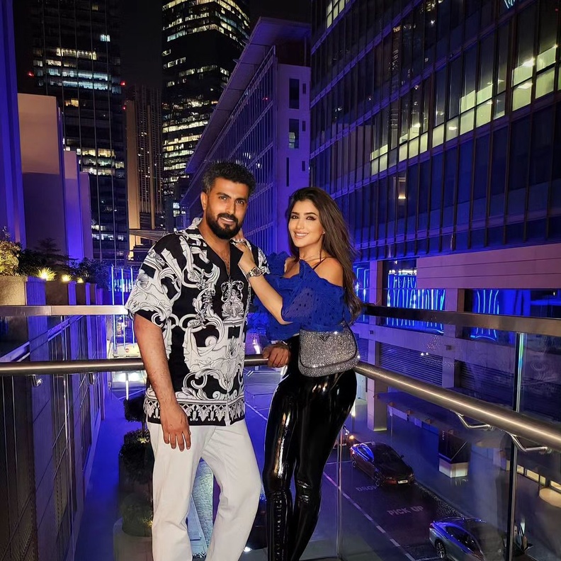 مي عمر وزوجها 