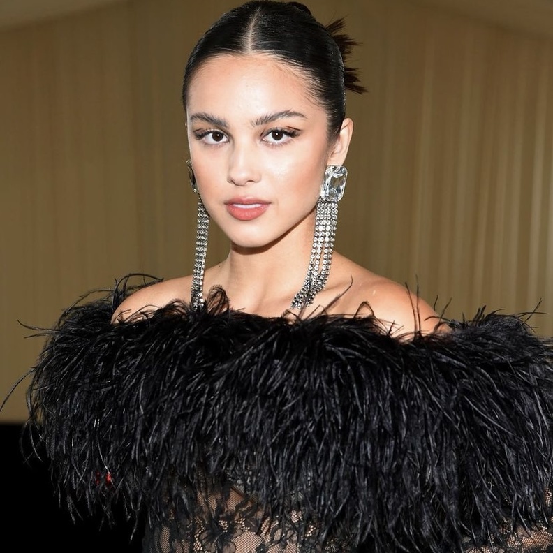 تزيني بتصاميم مجوهرات شبابية على طريقة المغنية الفاتنة Olivia Rodrigo