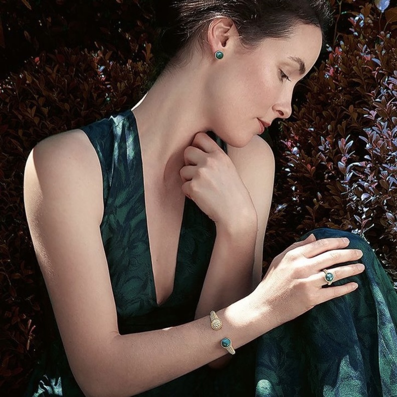 خطوات اختيار قطع المجوهرات الملائمة لإطلالات الأزياء باللون الأخضر