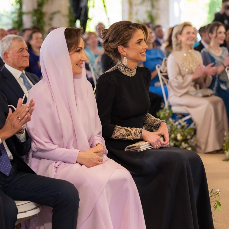 اطلالة ام رجوة خلال حفل الزفاف